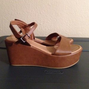Soda Open Toe Flatform tan Sandals.