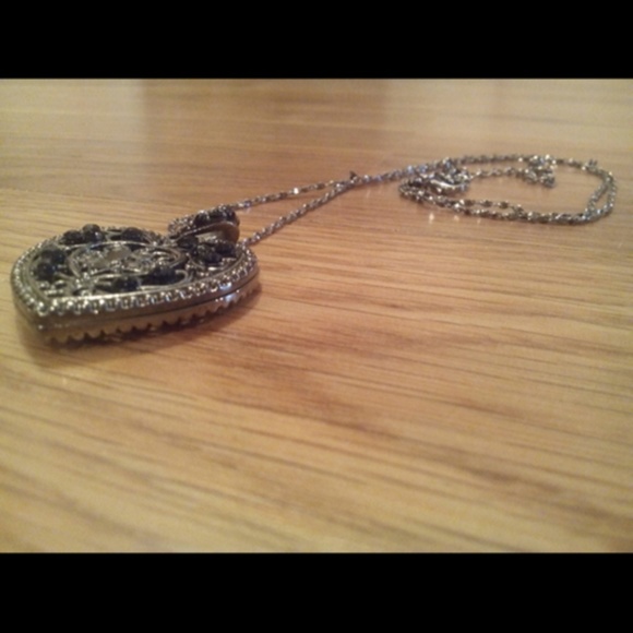 ***SOLD*** Black gem heart necklace - Picture 2 of 4