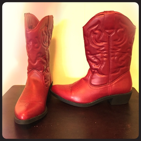 Country chic red cowboy boots!