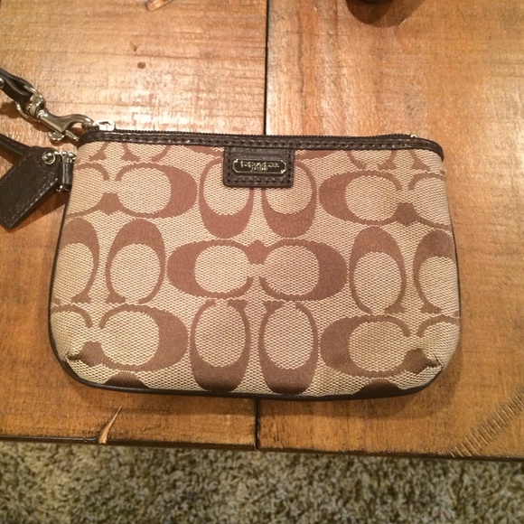 *LOWERED PRICE* Traditional Coach Wristlet