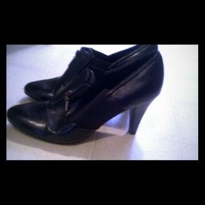 Black vegan leather stretch bootiie