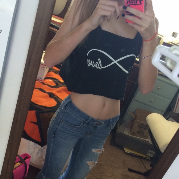 black crop top - Picture 3 of 4