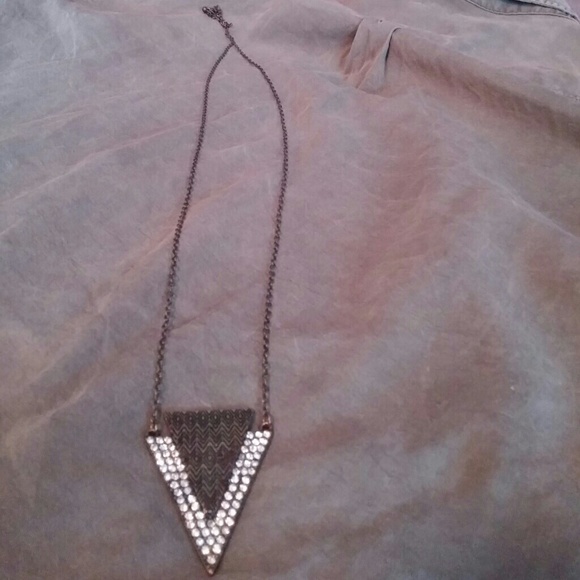 Triangle statement necklace - Picture 2 of 2
