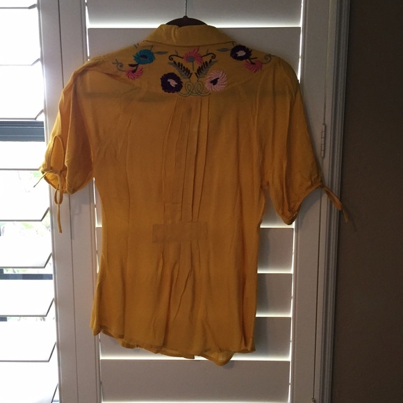 ✂️PRICE DROP ✂️Yellow button silk cotton blouse - Picture 2 of 4