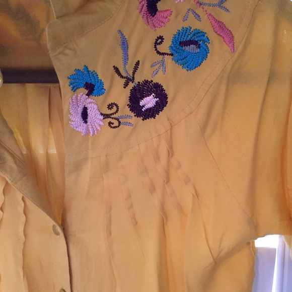 ✂️PRICE DROP ✂️Yellow button silk cotton blouse - Picture 3 of 4