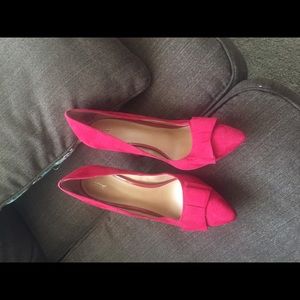 Red, suede pumps with a bow.