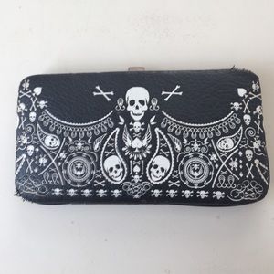 Skull wallet lounge fly