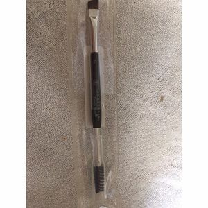 Anastasia Beverly Hills dual ended makeup brush