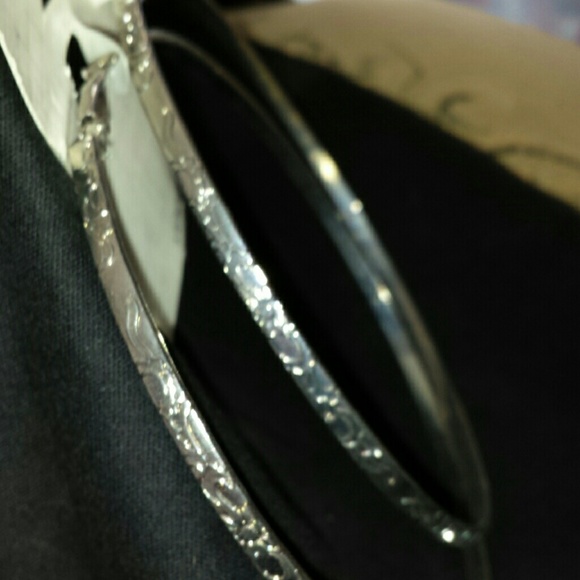 Oversized silver tone earrings - Picture 2 of 2