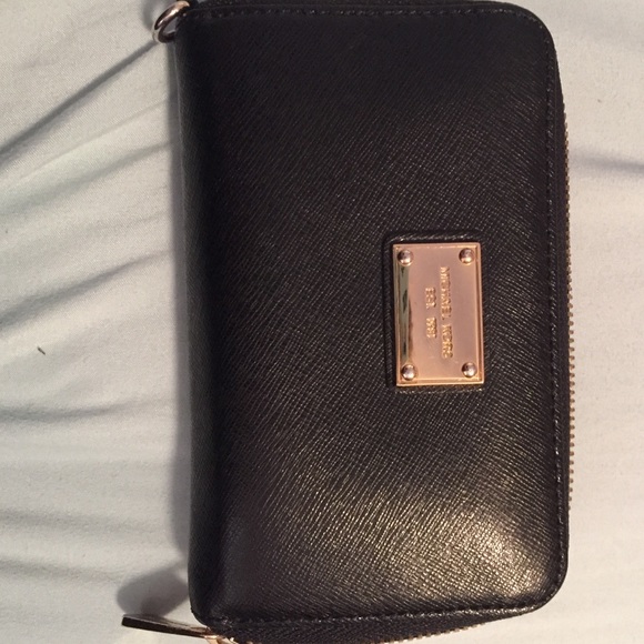 Michael Kors iPhone 4/5 wallet. Black with gold