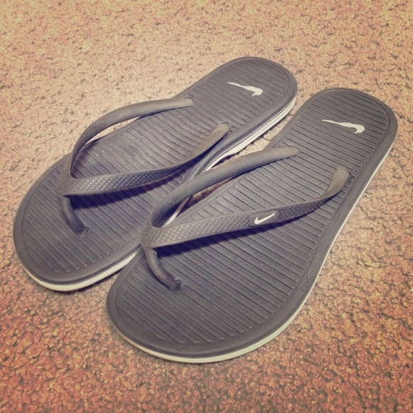 Women's Nike black flip flops