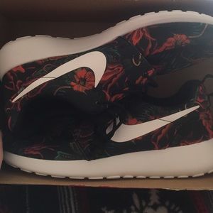 SZ 9 RosheRun floral prints. Brand new never worn.