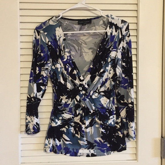 Small patterned 3/4 length top.