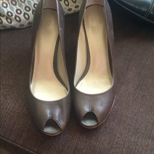 Brown leather pumps.