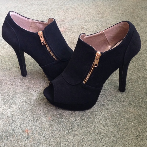 New Cute Black Booties w/Gold Zipper