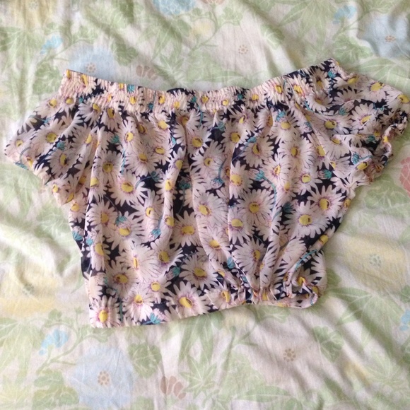 Off the shoulder crop top🌻🌻