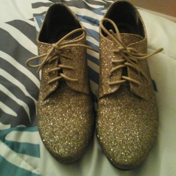 Add some sparklelb to your day with these shoes