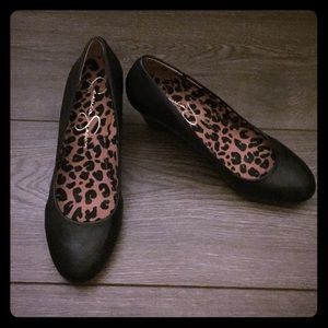 Black close-toed wedges