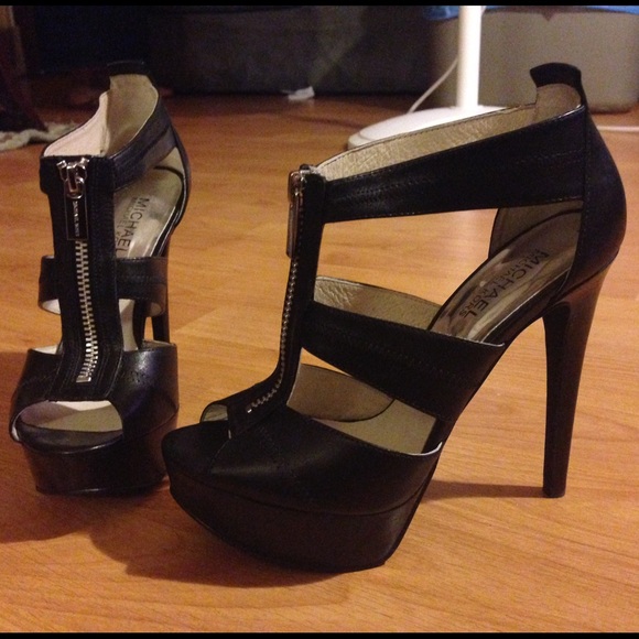 ❤️Black Zippered Heels