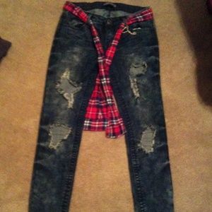 Legging pants that has rip up holes in them