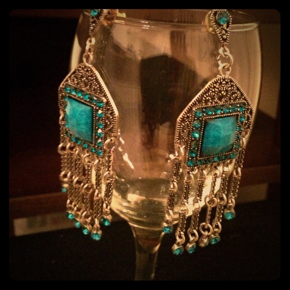 Beautiful royal blue earring.