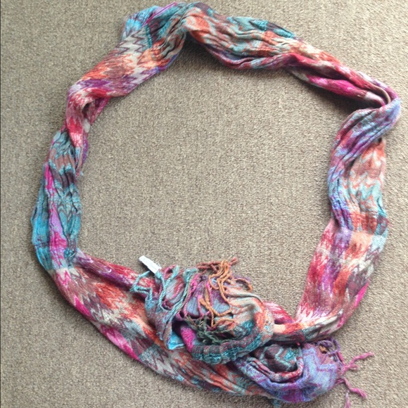 Colorful scarf w/ tassles💛