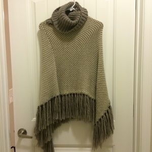 Turtle neck pull over tasseled shall