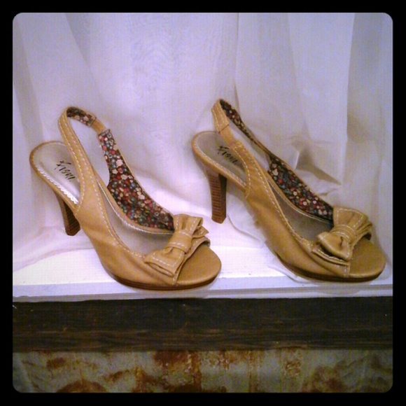 Tan heels with bow