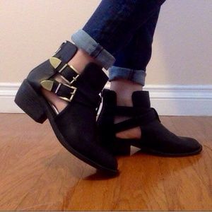 Super cute black booties!