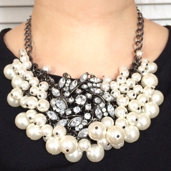 Pearl bib necklace in hematite with white pearls
