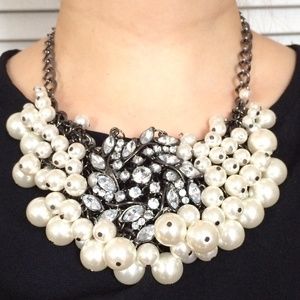 Pearl bib necklace in hematite with white pearls