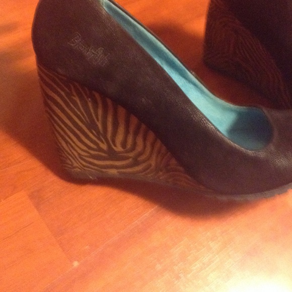 Shoes - Picture 2 of 4