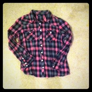 Cute flannel plaid shirt tag says M but runs S!!