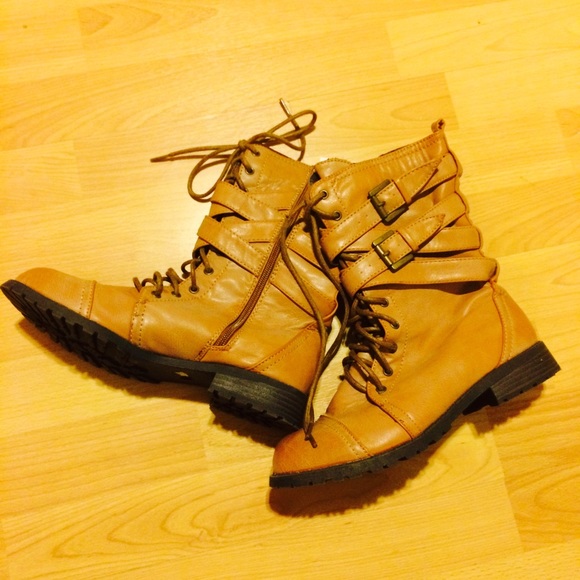 Ten combat boots