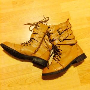 Ten combat boots