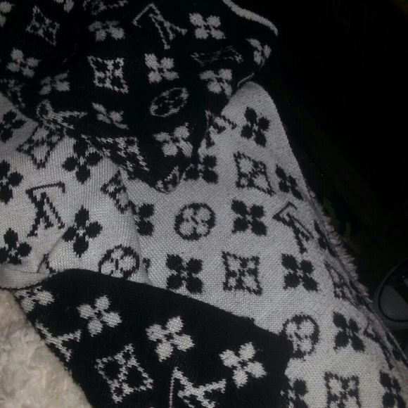 **Louis vitton authentic scarf** - Picture 3 of 3
