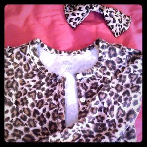 Thin sweater and hair bow