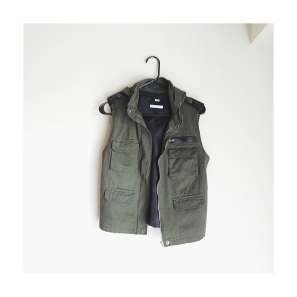 ❌ SOLD ❌Olive green vest with leather details - Picture 2 of 4