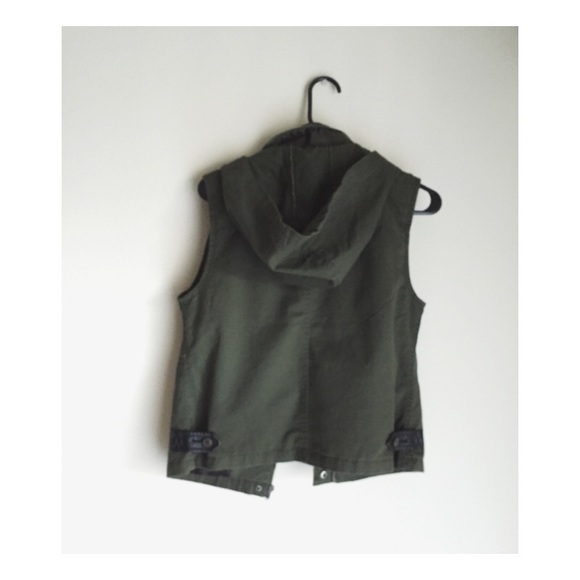 ❌ SOLD ❌Olive green vest with leather details - Picture 3 of 4