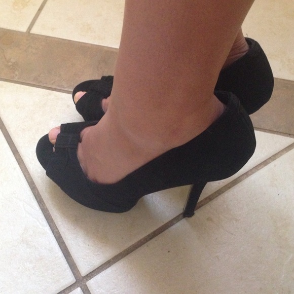 Steve Madden Black Suede High Heels - Picture 4 of 4