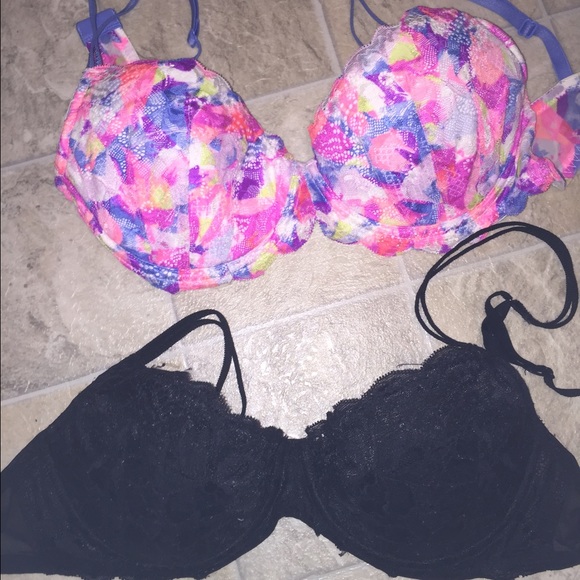2 Victoria's Secret bras