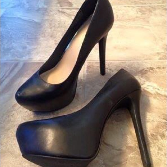 Jessica Simpson black leather pumps