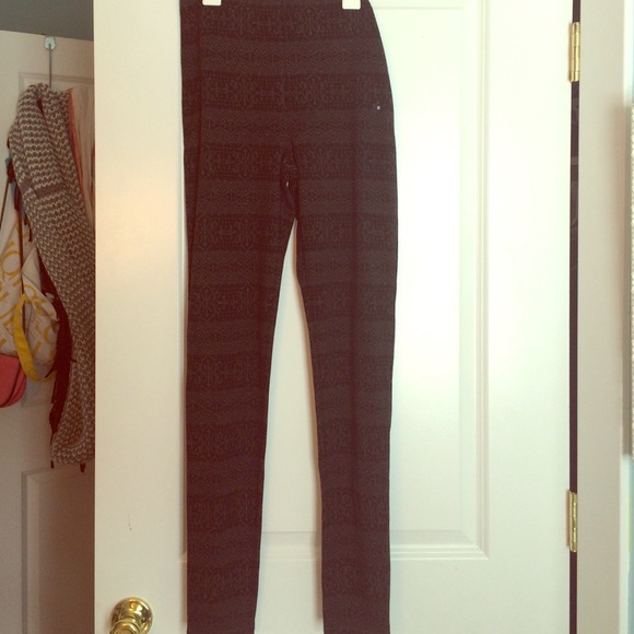 Hollister printed black and dark grey leggings!!