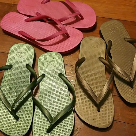 Old navy flip flops size 6