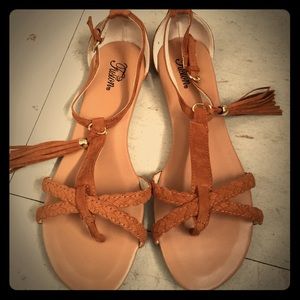 Flat Sandals with a Tassel