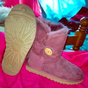 Uggs Never Worn ! Purple Short Bailey Button