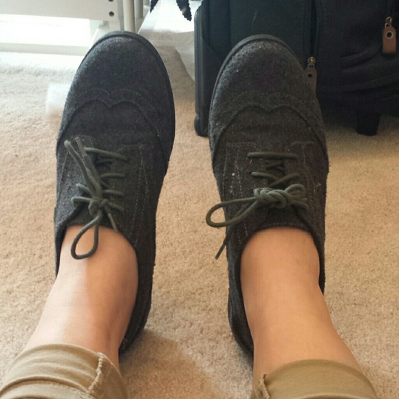 Very cute gray flats! Perfect for walking downtown