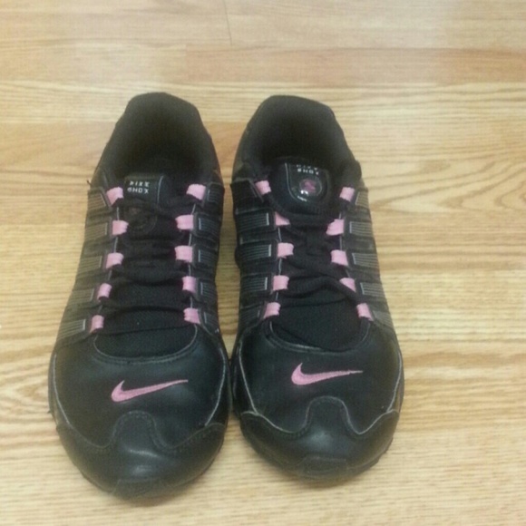 Size 7.5 Nike Shox