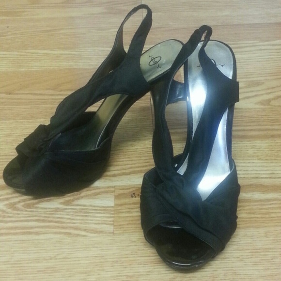 Size 8 black heels