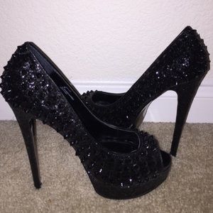 Beautiful spiked Steve Madden pumps!